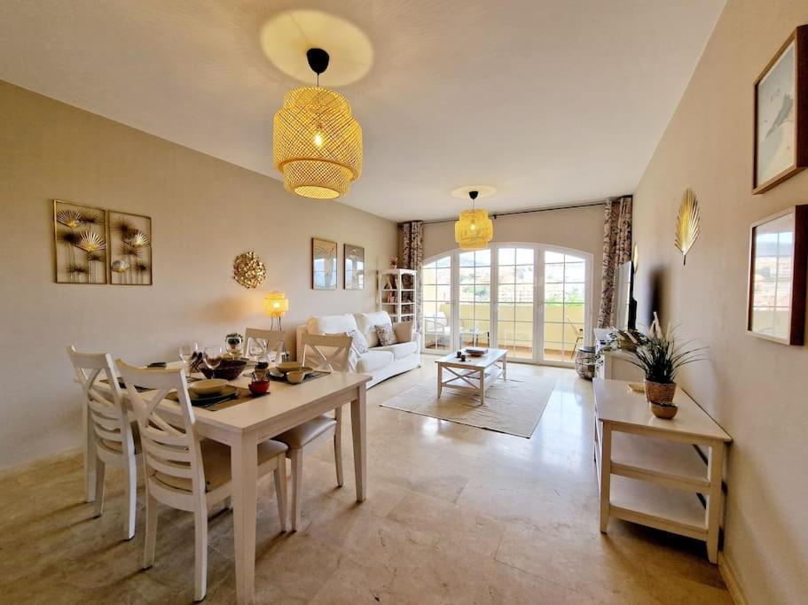 Royal Golf View: 2Br, Pools & Ac Apartment Sitio de Calahonda Bagian luar foto
